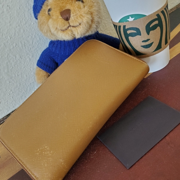 Authentic Prada Saffiano zippy wallet - Picture 3 of 12